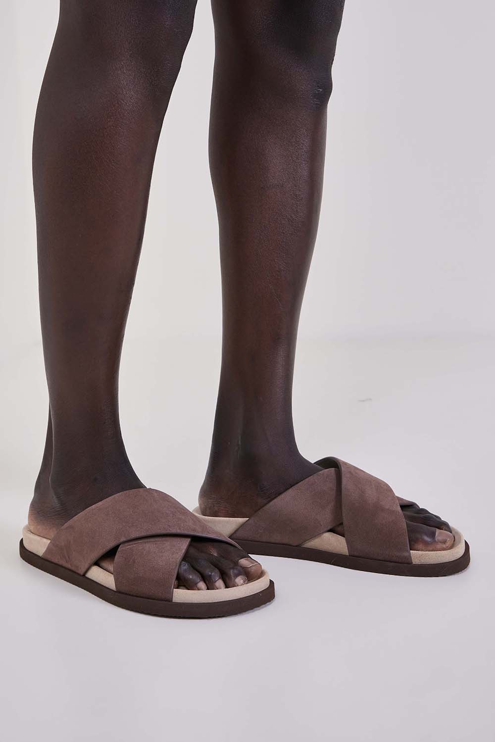 תמונת כל הלוק של כפכפי סלייד קרוסאובר